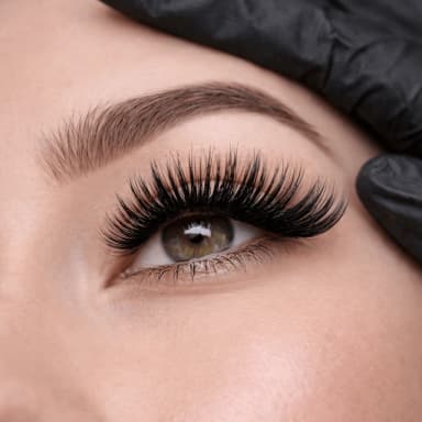 Wimpern im Hintergrund